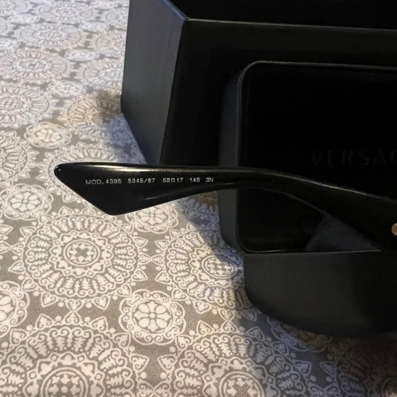 💥VERSACE VE 4395 GEOMETRICAL BLACK SUNGLASSES WITH LOGO CHAIN💥 💯% AUTHENTIC‼️ - Picture 7 of 8